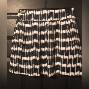 Black and White Patterned Pleated Women's Skirt
Loft brand
Size 6P